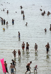 Berlin  Deutschland  Menschen im Wasser im Strandbad Wannsee