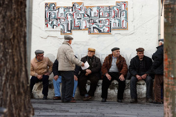 Orosei  Italien  eine Gruppe alter Maenner sitzt auf einer Bank