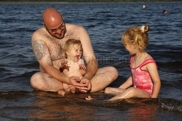 Spremberg  Deutschland  ein Vater mit seinen Kindern im Spremberger Stausee
