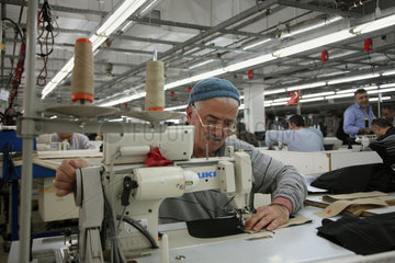 Istanbul  Tuerkei  Mitarbeiter an einer Naehmaschine in einer Textilfabrik