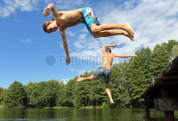 Emstal  Deutschland  Jungen springen im Freibad ins Wasser