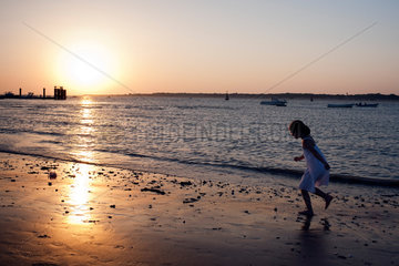 Sanlucar de Barrameda  Spanien  ein Maedchen spielt abends am Strand von Bajo de Guia