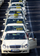 Berlin  Deutschland  Taxifahrer warten am Flughafen Berlin-Tegel auf den naechsten Fahrgast