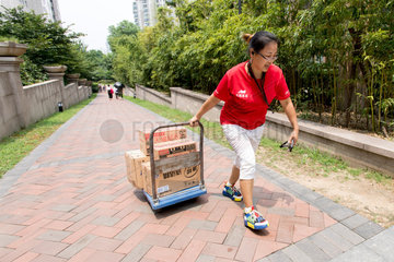 CHINA-WUHAN-DELIVERY WOMAN (CN)
