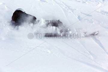 Krippenbrunn  Oesterreich  ein Junge ist beim Skifahren gestuerzt