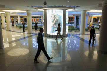 Minsk  Weissrussland  Kunden im Einkaufszentrum Stolitsa