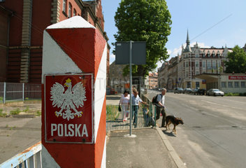 Zgorzelec  Polen  polnischer Grenzstein am Grenzuebergang auf der Bruecke