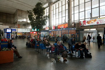 Warschau  Polen  wartende Reisende in der Halle im Hauptbahnhof Warszwa Centralna
