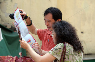 Macau  China  Mann und Frau studieren einen Stadtplan