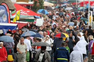 Cuxhaven  Deutschland  Menschen auf einem Strassenfest
