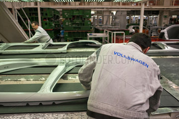 Wolfsburg  Deutschland  VW-Werk  Mitarbeiter im Presswerk