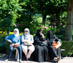 Rusr  Deutschland  muslimisch Frauen auf einer Parkbank im Europa-Park Rust