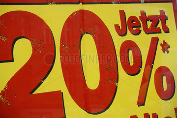 Berlin  Plakat mit 20 Prozent Rabatt-Angebot