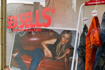 Berlin  Deutschland  Sex Sells Werbekampagne von Diesel mit Kate Moss in einem Schaufenster