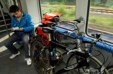 Bremen  Deutschland  ein Fahrradfahrer und sein Fahrrad im Fahrradabteil eines Zuges