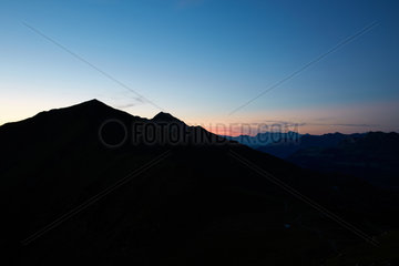 Lenzerheide  Schweiz  Silhouette von Berggipfeln nach Sonnenuntergang