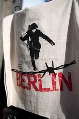 Berlin  Deutschland  Abbildung Fluechtender Grenzsoldat auf einer weissen Stofftasche