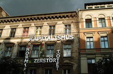 Berlin  Antikapitalistische Botschaften an der Fassade eines ehemals besetzten Hauses