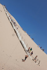 Arcachon  Frankreich  Touristen beim Aufstieg zur Dune du Pilat