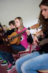 St. Georgen  Deutschland  Schuelerinnen der 7. Klasse im Musikunterricht