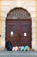 Breslau (Wroclaw)  Polen  Spenden in Plastikbeuteln vor einem Caritashaus