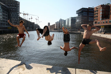 Hamburg  Deutschland  Jungen springen am Sandtorkai ins Hafenbecken