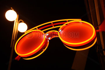 Liberec  Tschechische Republik  Leuchtreklame eines Optikers in der Innenstadt