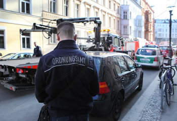 Berlin  Deutschland  Ordnungsamt nimmt eine Verkehrsordnungswiedringkeit auf