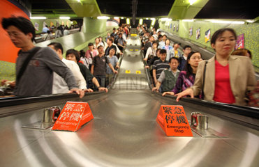 Hong Kong  China  Menschen auf Rolltreppen