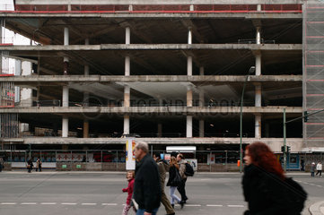 Berlin  Deutschland  Passanten vor dem Betonskelett des ehemaligen Kaufhaus Hertie