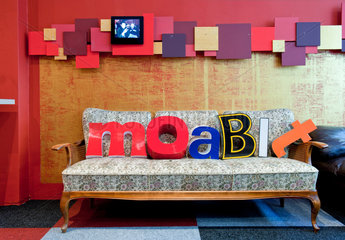 Berlin  Deutschland  Buchstaben bilden den Schirftzug Moabit auf einer Couch