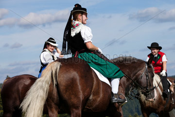 Sankt Maergen  Deutschland  Reiterinnen in Tracht zu Pferde