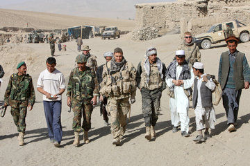 Feyzabd  Afghanistan  ISAF Soldaten und afghanische Soldaten patroullieren