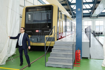 Berlin  Deutschland - Peter Buchner  Vorsitzender der Geschaeftsfuehrung der Berliner S-Bahn vor dem Modell im Massstab 1:1 der neuen S-Bahn Baureihe 483