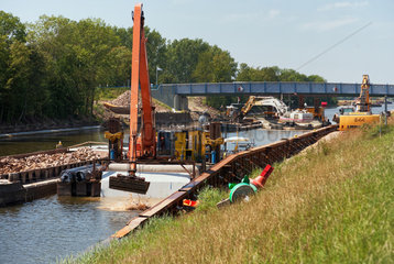Langwedel  Deutschland  Baggerarbeiten am Schleusenkanal Langwedel