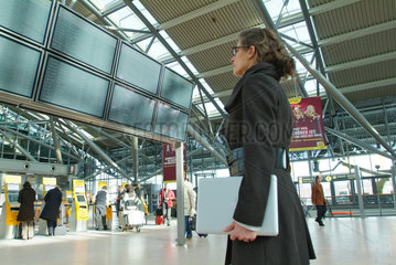 Hamburg  Deutschland  Geschaeftsfrau mit einem Macbook Pro im Flughafen