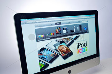 Hamburg  Deutschland  Apple-Internetseite mit Werbung fuer das iPod touch auf einem Apple-iMac