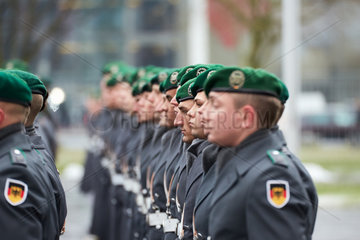 Berlin  Deutschland - Soldaten des Wachbataillon im Ehrenhof des Bundeskanzleramts.