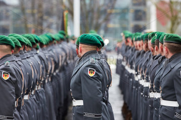 Berlin  Deutschland - Soldaten des Wachbataillon im Ehrenhof des Bundeskanzleramts.