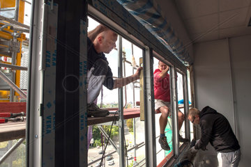Berlin  Deutschland  Arbeiter montieren Rahmen einen Thermofensters
