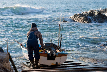 Bogliasco  Italien  Angler mit Boot an der ligurischen Mittelmeerkueste
