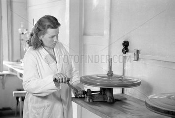 Dresden  DDR  Laborantin bedient eine Zentrifuge