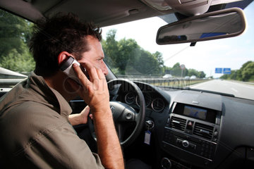 Hamburg  Deutschland  Mann telefoniert ohne Freisprechanlage auf der Autobahn