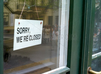 Berlin  Deutschland  Schild mit der Aufschrift Sorry  we're closed