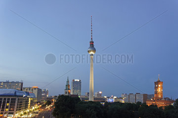 Deutschland  Berlin  Skyline am Abend