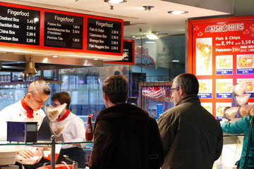 Berlin  Deutschland  Menschen am Fish and Chips-Stand