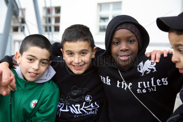 Paris  Frankreich  Kinder des Fussballclubs Redstar im Parc de la Villette