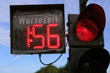 Gernsheim  Deutschland  rote Baustellenampel mit Wartezeitanzeige