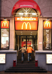 Minsk  Weissrussland  Haupteingang zu McDonalds am praspekt Nezaleznasci