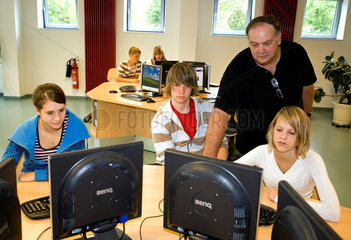 Nordenham  Deutschland  Schueler im Medienraum der Realschule I Schueler im Internetcafe des Pausenraumes der Realschule I